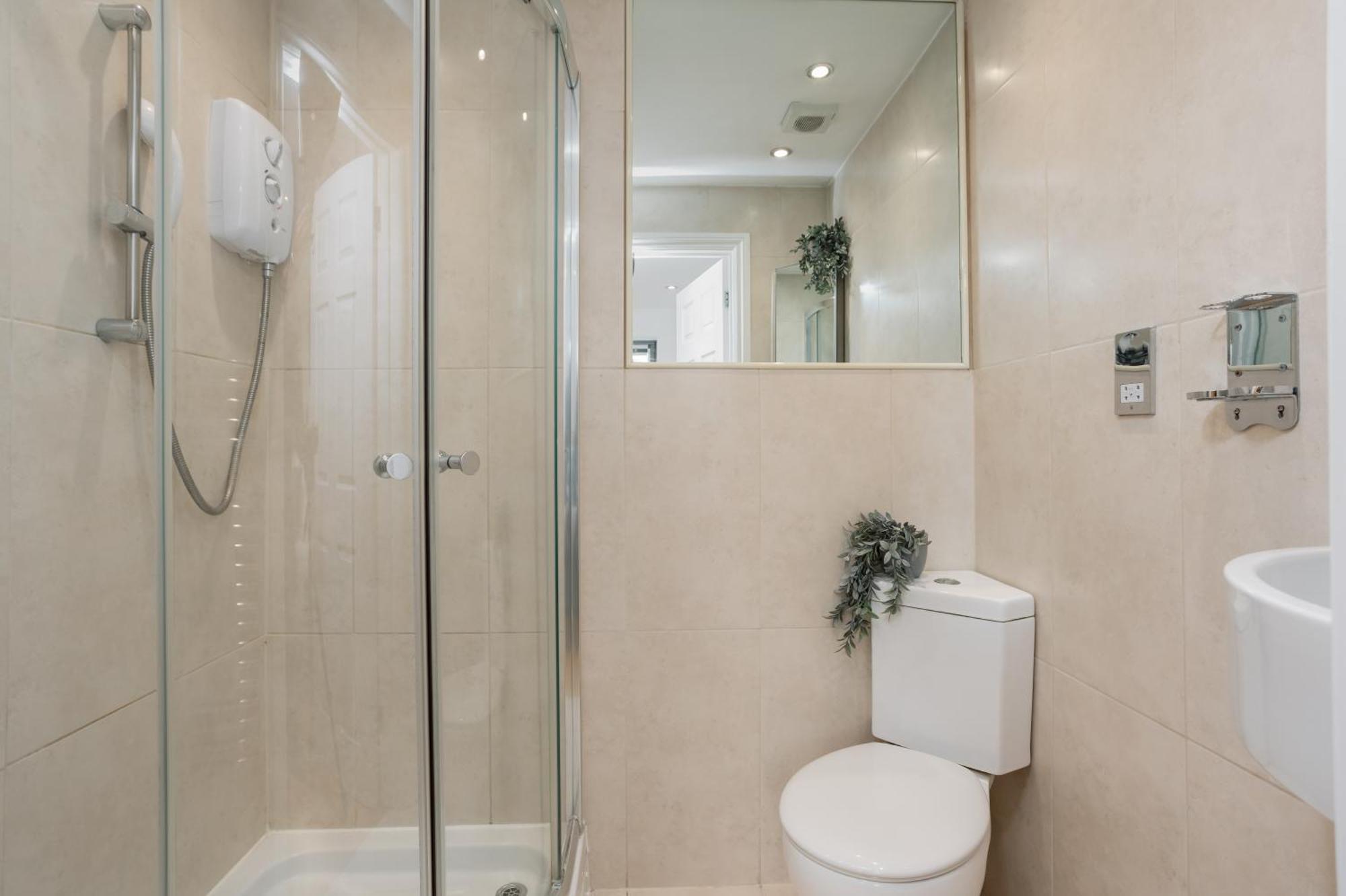 Starhost Residences - Central 3 Bed Apartment At Regents Court, Newbury Newbury  Exterior foto